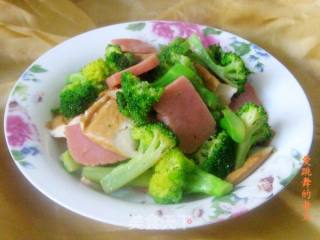 方腿肉香干炒西兰花的做法