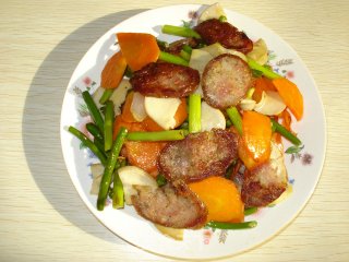 爆炒肉肠蒜薹胡萝卜的做法