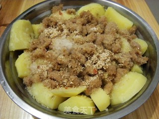 土豆粉蒸肉的做法