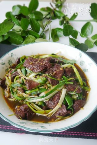 青蒜炒鸭血的做法