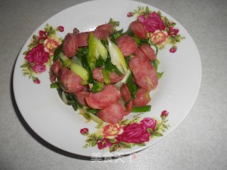 蒜苗炒香肠的做法