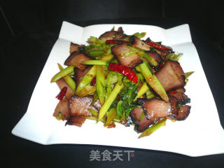 腊肉香芹的做法