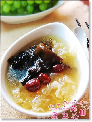 养颜瘦身黑白配——黑白木耳瘦肉汤