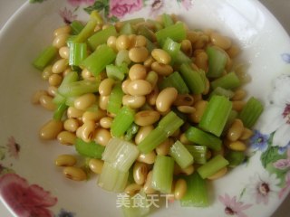 简单易行好下酒------炝黄豆芹菜的做法