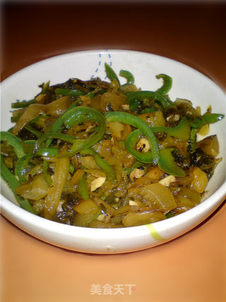 酸菜的另类吃法--酸菜炒青椒丝的做法