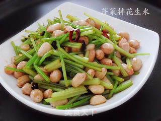 芹菜拌花生米的做法