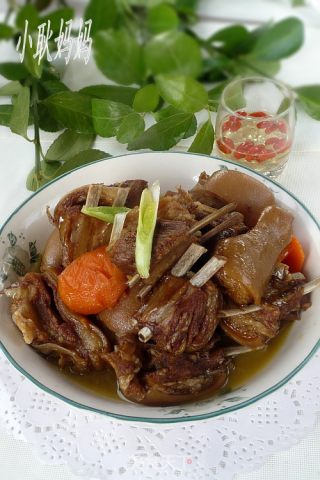 冰糖炖羊排的做法