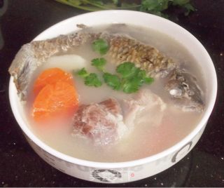 淮山胡萝卜鲫鱼汤 春季养生汤的做法