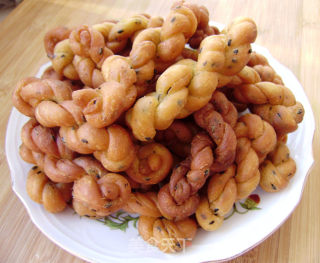 休闲小吃----黑芝麻小麻花的做法