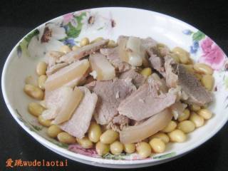 咸猪腿肉炖黄豆的做法