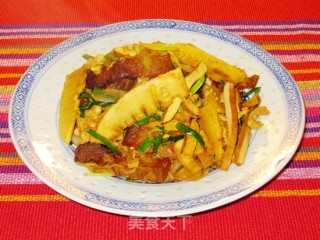 腊肉豆干炒藠头叶的做法