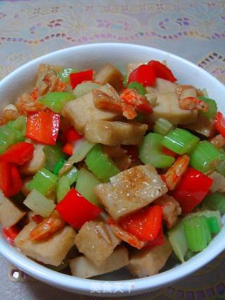 西芹虾干炒鱼饼的做法