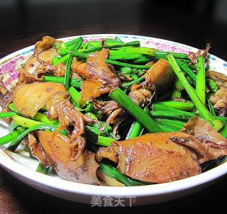 韭菜花炒笔管鱼的做法