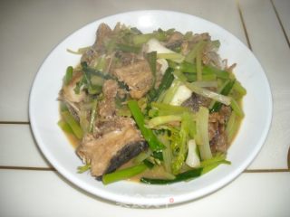 芹蒜焖煮鱼块的做法
