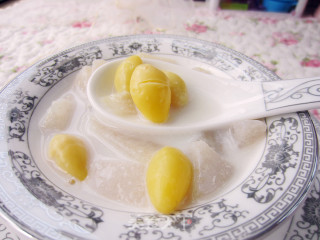 牛奶雪梨白果汤的做法