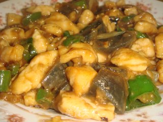 松花蛋炒鸡丁的做法