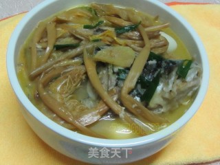 鱼头黄花菜汤的做法