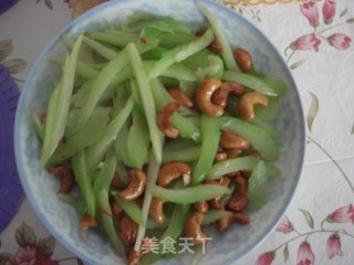 西芹炒腰果的做法