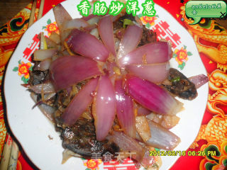 香肠炒洋葱的做法