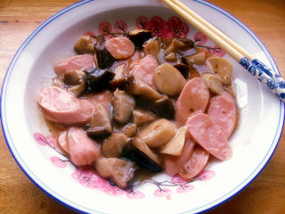 双菇炒鱼肉肠的做法