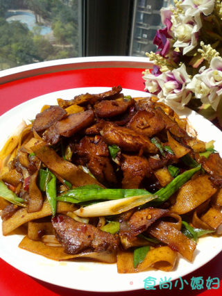 [小媳妇家常菜]——千张蒜苗回锅肉的做法