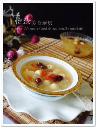 【食疗养生话汤煲】简单美容汤---银耳大枣莲子羹的做法