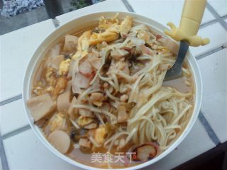 鱿鱼火腿鸡蛋面的做法