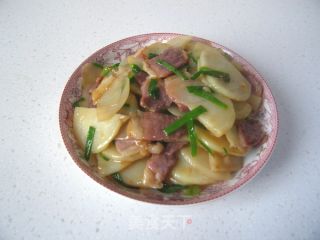 爱上土豆丝的姊妹--香葱腊肉土豆片的做法