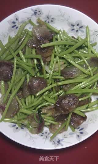 藜蒿炒香肠的做法