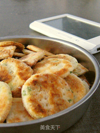 电饼铛葱香饼干的做法