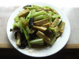 芹菜炒豆腐的做法