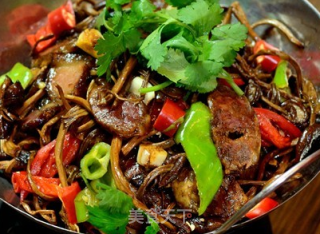 干锅腊肉茶树菇的做法