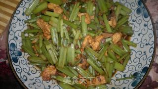芹菜炒肉的做法