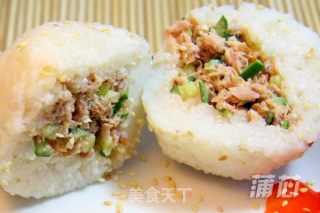 DIY吞拿鱼饭团的做法