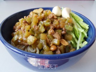 孜然味的黄瓜鸡蛋肉丁炸酱面的做法