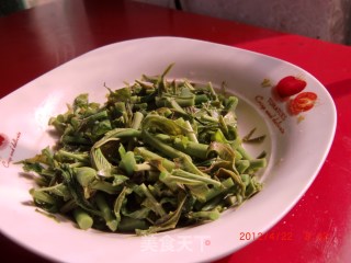 春天里的美食--腌香椿芽的做法