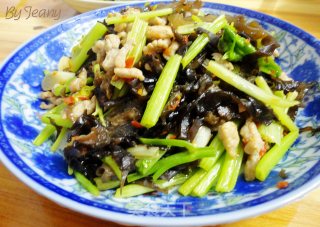 芹菜木耳炒肉丝的做法