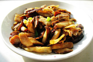 五花肉炒香菇的做法