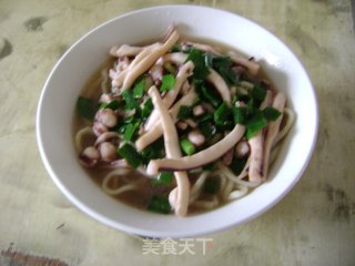 墨鱼韭菜面的做法