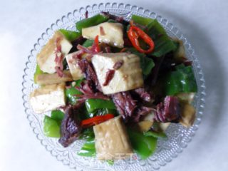 青椒豆干炒腊肉的做法