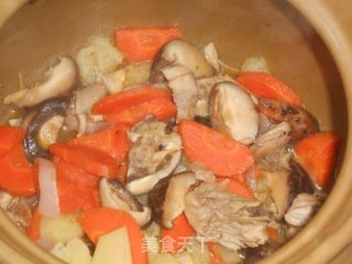 土豆红萝卜香菇煮鸡腿的做法