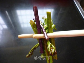 炒酸辣蕨菜的做法