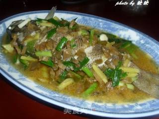 榨菜蒸鲈鱼的做法