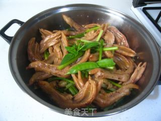 抽一把蒜苗，做个香喷喷的干锅--蒜苗鸭掌干锅的做法