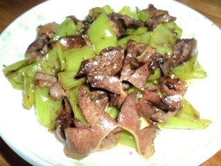 牛角椒炒鸭胗的做法