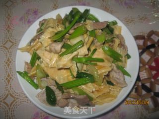 腐竹炒肉的做法