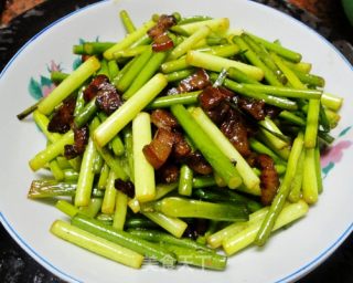 蒜心炒腊肉的做法