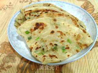 简单易做的——酥松葱花油饼（附烫面的详细做法）的做法