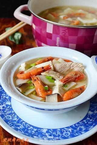 杏鲍菇鲥虾肉片豆腐汤的做法
