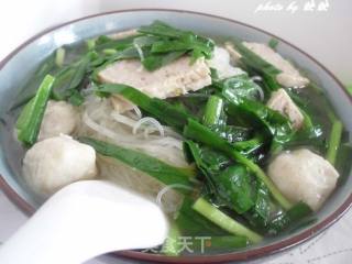 快手早餐——韭菜肉丸煮米粉的做法